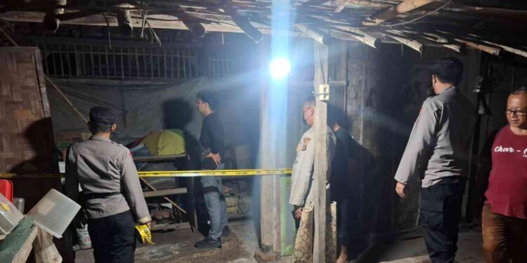 Polisi berada di TKP Polisi berada di Lokasi penemuan pria gantung diri di Kalurahan Pendowoharjo, Kapanewon Sewon, Kabupaten Bantul