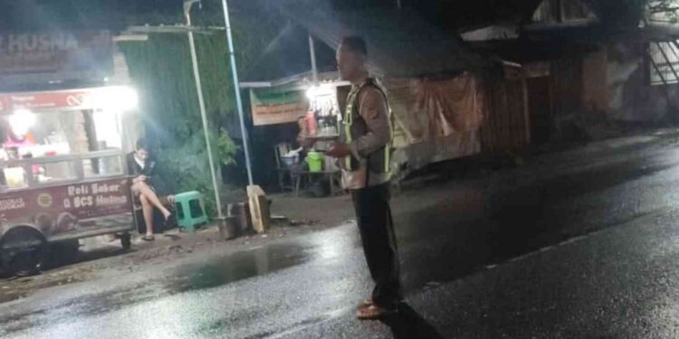 Polisi melakukan olah TKP di Jalan Imogiri Timur, Dusun Kembangsongo, Trimulyo, Jetis, Bantul