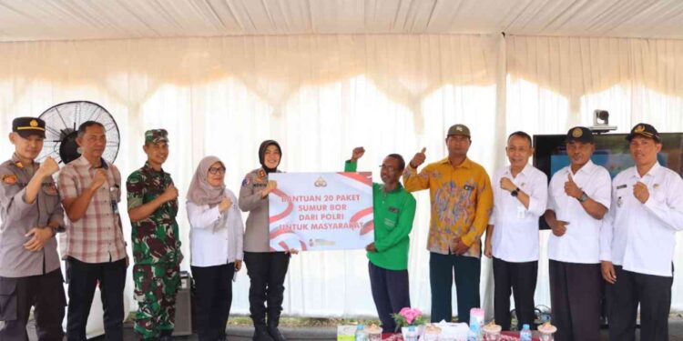 Polres Bantul turut menyerahkan 20 paket sumur bor kepada kelompok tani di 10 kapanewon wilayah Kabupaten Bantul