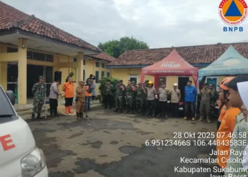 Foto : TRC BNPB melakukan koordinasi dengan petugas gabungan untuk melakukan pendataan, evakuasi dan penanganan darurat di Kecamatan Cisolok, Kabupaten Sukabumi, Jawa Barat, pada Selasa (28/10). (BNPB)