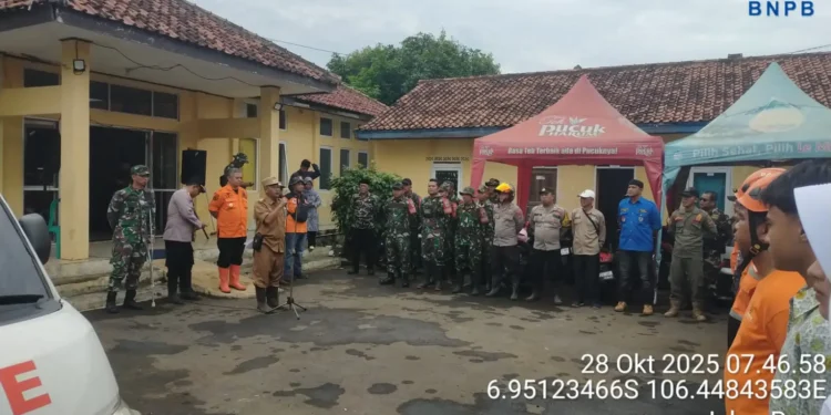 Foto : TRC BNPB melakukan koordinasi dengan petugas gabungan untuk melakukan pendataan, evakuasi dan penanganan darurat di Kecamatan Cisolok, Kabupaten Sukabumi, Jawa Barat, pada Selasa (28/10). (BNPB)