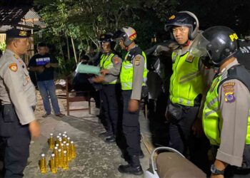 Sat Samapta Polres Bantul Amankan 18 Botol Miras dari Pemuda di Sidomulyo