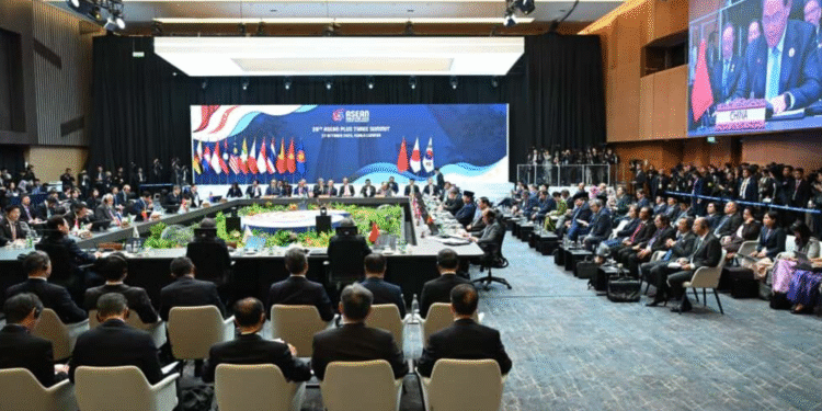 Presiden Prabowo Subianto menghadiri Konferensi Tingkat Tinggi (KTT) ke-28 ASEAN Plus Three (APT) yang digelar di Kuala Lumpur Convention Centre (KLCC), Malaysia, pada Senin (27/10/2025). (Foto: BPMI Setpres/Kris)