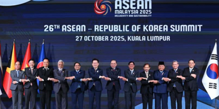 Presiden Republik Indonesia, Prabowo Subianto menghadiri Konferensi Tingkat Tinggi (KTT) ke-26 ASEAN-Republik Korea yang berlangsung di Kuala Lumpur Convention Centre (KLCC), Malaysia, pada Senin (27/10/2025). (Foto: BPMI Setpres/Kris)
