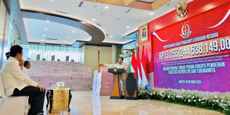 Presiden Prabowo Subianto menyampaikan sambutannya di Gedung Utama Kompleks Kejaksaan Agung RI, Jakarta, pada Senin, 20 Oktober 2025. Foto: BPMI Setpres/Laily Rachev