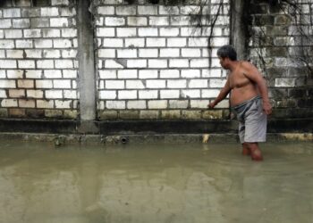 Warga menunjukkan tinggi muka air saat terjadi banjir di Desa Ketitang Wetan, Kecamatan Batangan, Kabupaten Pati, Jawa Tengah, Selasa (28/10/2025). (Foto: dok. BNPB)
