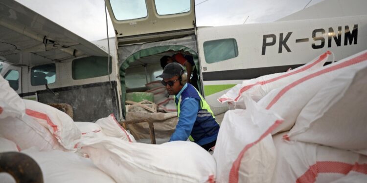 Petugas memuat bahan semai Natrium Klorida (NaCl) ke dalam lambung pesawat dalam rangkaian proses Operasi Modifikasi Cuaca (OMC) Jawa Tengah di Apron Bandara Ahmad Yani, Semarang, Jawa Tengah, Rabu (29/10/2025). (Foto: Dok. BNPB)