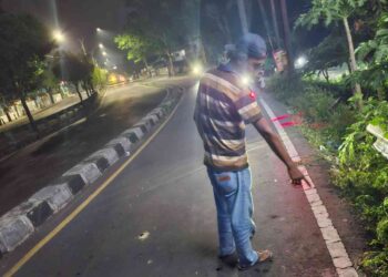 Seorang Warga sedang menunjukan lokasi kecelakaan di Bantul