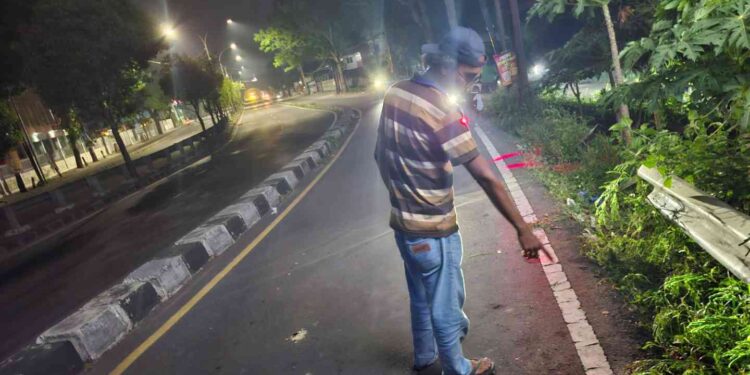 Seorang Warga sedang menunjukan lokasi kecelakaan di Bantul