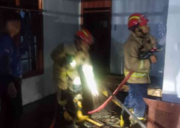 TIM Pemadam Kebakaran melakukan Pemadaman Rumah kebakar di Dlingo Bantul
