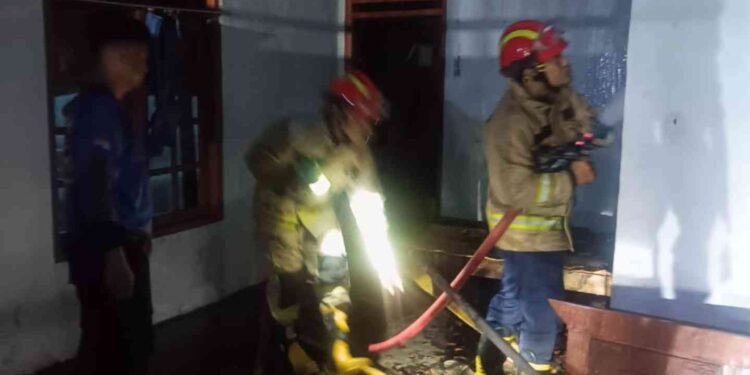 TIM Pemadam Kebakaran melakukan Pemadaman Rumah kebakar di Dlingo Bantul