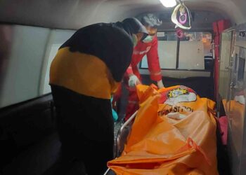 Tim Medis Evakuasi Mayat Pria dari Warung Angkringan di Bantul