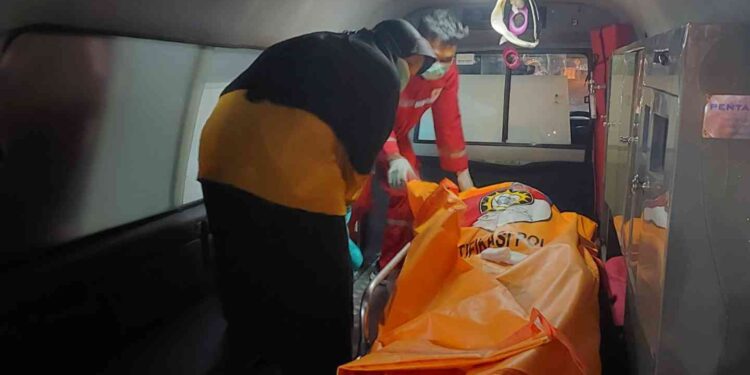 Tim Medis Evakuasi Mayat Pria dari Warung Angkringan di Bantul