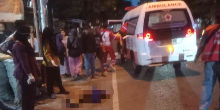 Tim Medis melakukan evakuasi korban kecelakaan di Bantul