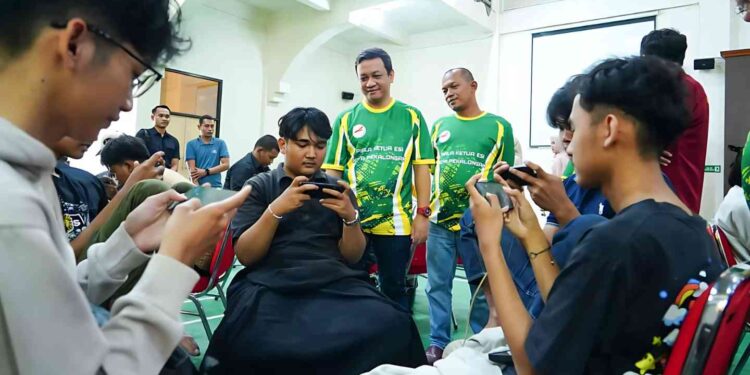 WaliKota HA Afzan Arslan Djunaid saat melihat langsung slaah satu tim yang bertanding dalam MLT Piala Ketua ESI, di GOR Universitas Pekalongan, Minggu (12/10/2025)