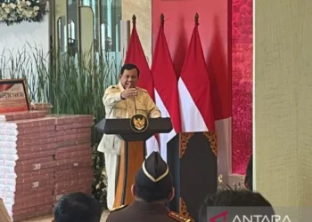 Presiden RI Prabowo Subianto memberikan sambutan usai menyaksikan penyerahan uang pengganti kerugian negara dalam perkara tindak korupsi fasilitas ekspor minyak kelapa sawit di Kejaksaan Agung RI, Jakarta, Senin (20/10/2025). (ANTARA/Fathur Rochman)