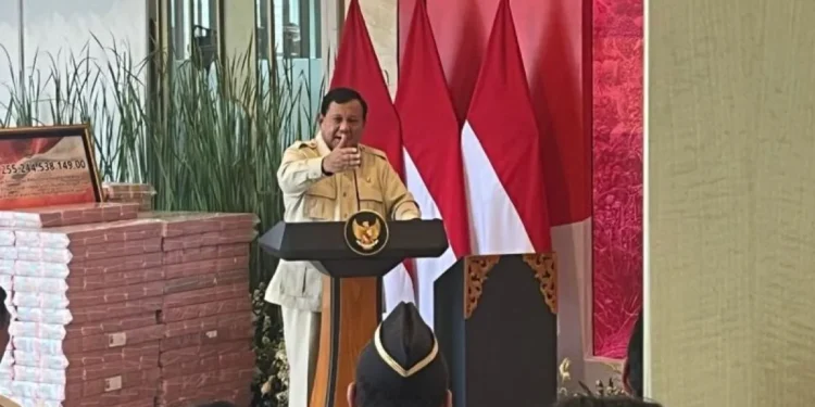 Presiden RI Prabowo Subianto memberikan sambutan usai menyaksikan penyerahan uang pengganti kerugian negara dalam perkara tindak korupsi fasilitas ekspor minyak kelapa sawit di Kejaksaan Agung RI, Jakarta, Senin (20/10/2025). (ANTARA/Fathur Rochman)