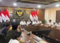 Bara Krishna Hasibuan, Ketua Bidang Diplomasi dan Komunikasi Satgas Cs-137 dan Masyarakat Beresiko Terdampak memimpin rapat Satgas Cs-137 di Jakarta, Senin (20/10/2025). (Foto: Humas Kemenko Pangan)
