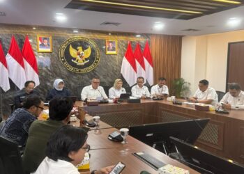 Bara Krishna Hasibuan, Ketua Bidang Diplomasi dan Komunikasi Satgas Cs-137 dan Masyarakat Beresiko Terdampak memimpin rapat Satgas Cs-137 di Jakarta, Senin (20/10/2025). (Foto: Humas Kemenko Pangan)