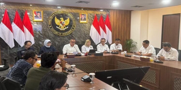 Bara Krishna Hasibuan, Ketua Bidang Diplomasi dan Komunikasi Satgas Cs-137 dan Masyarakat Beresiko Terdampak memimpin rapat Satgas Cs-137 di Jakarta, Senin (20/10/2025). (Foto: Humas Kemenko Pangan)