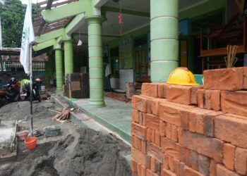 Wakil Menteri Pendidikan Dasar dan Menengah (Wamendikdasmen), Fajar Riza Ul Haq, yang meninjau langsung progres program Revitalisasi Satuan Pendidikan di sekolah tersebut. (Foto: Dok Kemendikdasmen)