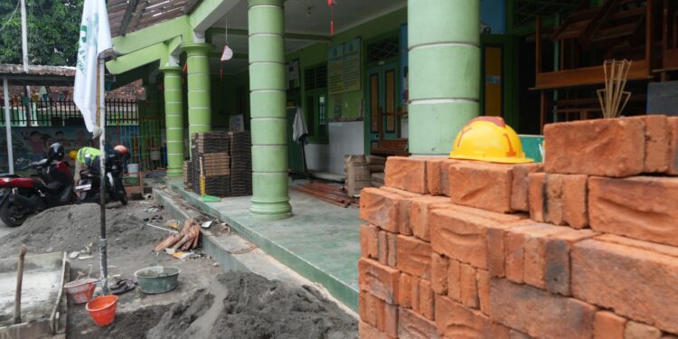 Wakil Menteri Pendidikan Dasar dan Menengah (Wamendikdasmen), Fajar Riza Ul Haq, yang meninjau langsung progres program Revitalisasi Satuan Pendidikan di sekolah tersebut. (Foto: Dok Kemendikdasmen)