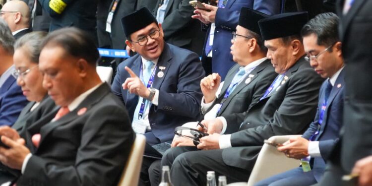Menteri Perdagangan Republik Indonesia (Mendag RI) Budi Santoso (Busan) mendampingi Presiden Republik Indonesia, Prabowo Subianto, bersama Menko PMK Pratikon dan pejabat tinggi lainnya dalam rangkaian Konferensi Tingkat Tinggi (KTT) ke-47 ASEAN yang digelar di Kuala Lumpur, Malaysia, pada 26–28 Oktober 2025. (Humas Kemendag)