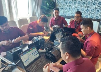 Layanan keimigrasian di atas kapal pesiar yang merapat di perairan Indonesia. (Foto: Ditjen Imigrasi)