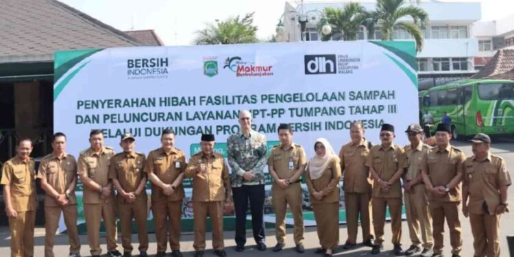 hibah fasilitas pengelolaan sampah sekaligus meluncurkan Layanan Persampahan Unit Pelaksana Teknis Pelayanan Persampahan (UPT-PP) Tumpang Kloter III melalui dukungan Program Bersih Indonesia