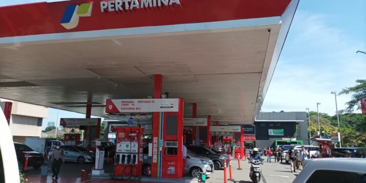 Pertamina Sesuaikan Harga BBM Nonsubsidi. Ilustrasi suasana kendaraan bermotor mengisi BBM di SPBU Pertamina. (Foto: Dok. PT.Pertamina)