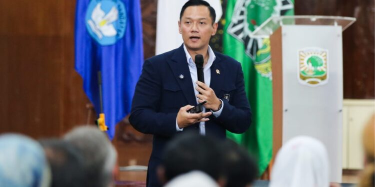 Menko Infrastruktur dan Pengembangan Kewilayahan (IPK) Agus Harimurti Yudhoyono saat menjadi pembicara kunci dalam The 3rd International Conference on Disaster Mitigation and Management (ICDMM) di Universitas Andalas, Padang, Selasa (30/9/2025). IFoto: Dok. Kemenko IPK)