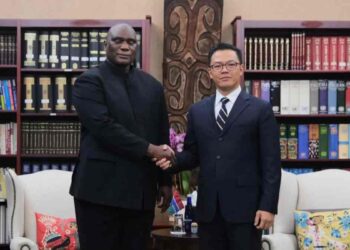 Menteri Luar Negeri RI Sugiono (kanan) berjabat tangan dengan Menteri Luar Negeri Gambia Sering Modou Njie saat melakukan pertemuan di sela-sela Sidang Umum PBB di New York, Senin (29/9/2025). (Foto: Dok.Kemlu RI)