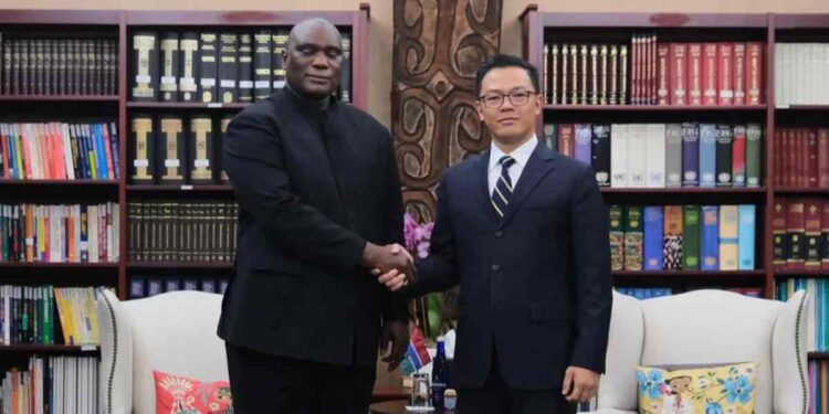 Menteri Luar Negeri RI Sugiono (kanan) berjabat tangan dengan Menteri Luar Negeri Gambia Sering Modou Njie saat melakukan pertemuan di sela-sela Sidang Umum PBB di New York, Senin (29/9/2025). (Foto: Dok.Kemlu RI)