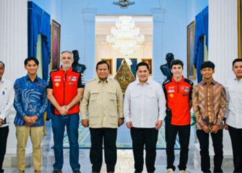 Presiden Republik Indonesia, Prabowo Subianto, menerima kunjungan juara dunia MotoGP Marc Marquez bersama dua pembalap muda Indonesia, Mario Aji dan Veda Ega Pratama, di Istana Merdeka, Jakarta, pada Selasa, 30 September 2025. (Foto: BPMI Setpres)