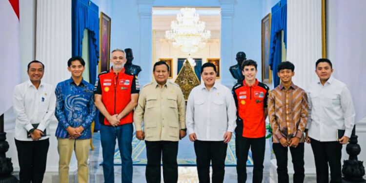 Presiden Republik Indonesia, Prabowo Subianto, menerima kunjungan juara dunia MotoGP Marc Marquez bersama dua pembalap muda Indonesia, Mario Aji dan Veda Ega Pratama, di Istana Merdeka, Jakarta, pada Selasa, 30 September 2025. (Foto: BPMI Setpres)