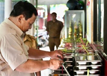 Presiden Prabowo Subianto tengah mengecek menu makanan dalam nampan/rombeng Makan Bergizi Sekolah (MBG) bagi para siswa sekolah dasar. (Foto: BPMI Setpres)