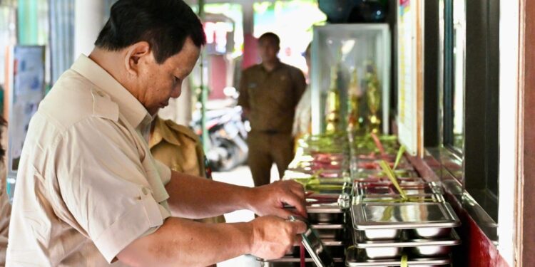 Presiden Prabowo Subianto tengah mengecek menu makanan dalam nampan/rombeng Makan Bergizi Sekolah (MBG) bagi para siswa sekolah dasar. (Foto: BPMI Setpres)