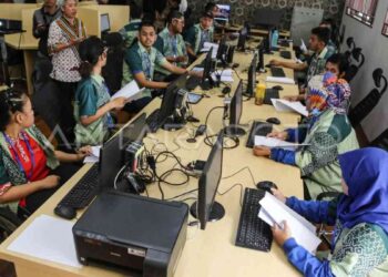 Sejumlah peserta penyandang disabilitas mendengarkan arahan instruktur saat mengikuti pelatihan komputer berbasis kompetensi basic office (TMT) di Laboratorium SMKN 10, Semarang, Jawa Tengah, Rabu (19/6/2024). (ANTARA FOTO/Makna Zaezar/rwa)