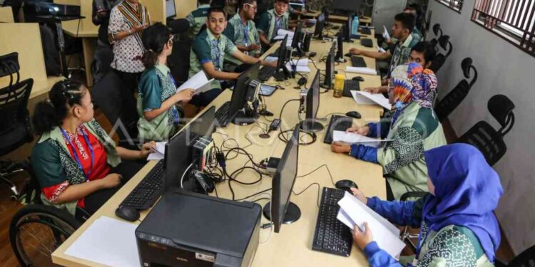 Sejumlah peserta penyandang disabilitas mendengarkan arahan instruktur saat mengikuti pelatihan komputer berbasis kompetensi basic office (TMT) di Laboratorium SMKN 10, Semarang, Jawa Tengah, Rabu (19/6/2024). (ANTARA FOTO/Makna Zaezar/rwa)