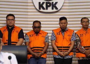 KPK) terus memperdalam penyidikan kasus dugaan korupsi pengelolaan dana hibah kelompok masyarakat (Pokmas) di lingkungan Pemerintah Provinsi Jawa Timur (Pemprov Jatim) Tahun Anggaran 2019–2022. Lembaga antirasuah tersebut menahan empat tersangka baru, yakni HAS, JPP, dan WK dari unsur swasta serta SUK, mantan kepala desa di Kabupaten Tulungagung. (Foto: Dok KPK)