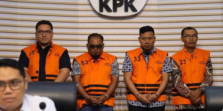 KPK) terus memperdalam penyidikan kasus dugaan korupsi pengelolaan dana hibah kelompok masyarakat (Pokmas) di lingkungan Pemerintah Provinsi Jawa Timur (Pemprov Jatim) Tahun Anggaran 2019–2022. Lembaga antirasuah tersebut menahan empat tersangka baru, yakni HAS, JPP, dan WK dari unsur swasta serta SUK, mantan kepala desa di Kabupaten Tulungagung. (Foto: Dok KPK)