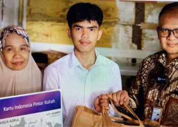 Muhammad Juanda Asrul, mahasiswa baru Program Studi Informatika Universitas Mega Buana Palopo (UMBP), menjadi salah satu penerima Kartu Indonesia Pintar Kuliah (KIP Kuliah) tahun 2025—sebuah program strategis pemerintah untuk memastikan tidak ada anak bangsa yang tertinggal dalam mengenyam pendidikan tinggi. (Foto: Dok Kemendiktisaintek)