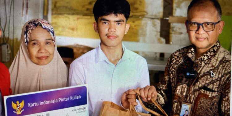 Muhammad Juanda Asrul, mahasiswa baru Program Studi Informatika Universitas Mega Buana Palopo (UMBP), menjadi salah satu penerima Kartu Indonesia Pintar Kuliah (KIP Kuliah) tahun 2025—sebuah program strategis pemerintah untuk memastikan tidak ada anak bangsa yang tertinggal dalam mengenyam pendidikan tinggi. (Foto: Dok Kemendiktisaintek)