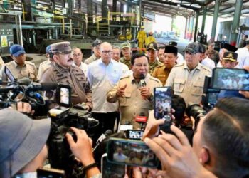 Presiden Republik Indonesia, Prabowo Subianto, menyaksikan langsung proses penyerahan aset Barang Rampasan Negara (BRN) di Smelter PT Tinindo Internusa, Kota Pangkal Pinang, Provinsi Kepulauan Bangka Belitung, pada Senin (6/10/2025). BPMI setpres