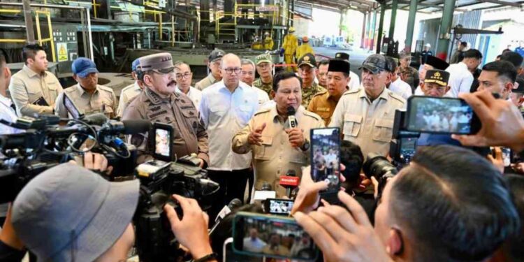 Presiden Republik Indonesia, Prabowo Subianto, menyaksikan langsung proses penyerahan aset Barang Rampasan Negara (BRN) di Smelter PT Tinindo Internusa, Kota Pangkal Pinang, Provinsi Kepulauan Bangka Belitung, pada Senin (6/10/2025). BPMI setpres