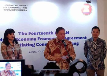 Menteri Koordinator Bidang Perekonomian Airlangga Hartarto (tengah) dalam Konferensi Pers terkait Perundingan ASEAN Digital Economy Framework Agreement (DEFA) Putaran ke-14 di Jakarta, Selasa (7/10/2025). (Foto: Ismadi Amrin/InfoPublik)