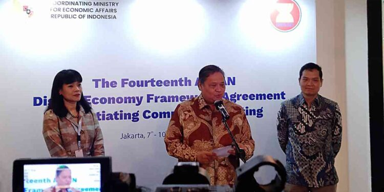 Menteri Koordinator Bidang Perekonomian Airlangga Hartarto (tengah) dalam Konferensi Pers terkait Perundingan ASEAN Digital Economy Framework Agreement (DEFA) Putaran ke-14 di Jakarta, Selasa (7/10/2025). (Foto: Ismadi Amrin/InfoPublik)