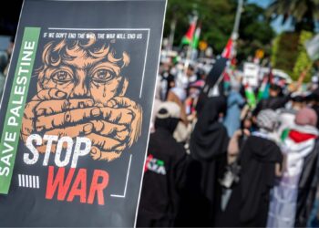 Peserta yang tergabung dalam Global Peace Convoy membawa poster dukungan saat aksi mengawal Global Sumud Flotilla di depan Kedutaan Besar Amerika Serikat, Jakarta, Jumat (3/10/2025). Aksi tersebut menuntut pembebasan para aktivis Global Sumud Flotilla (GSF) dalam misi kemanusiaan internasional yang dicegat Angkatan Laut Israel di perairan internasional saat menuju Gaza, Palestina. (ANTARA FOTO/Bayu Pratama S/YU)