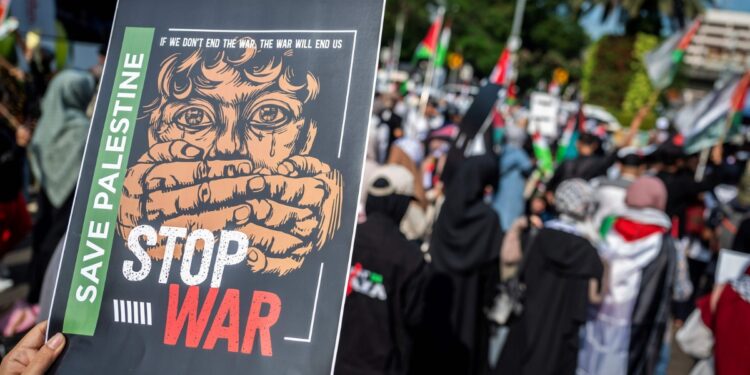 Peserta yang tergabung dalam Global Peace Convoy membawa poster dukungan saat aksi mengawal Global Sumud Flotilla di depan Kedutaan Besar Amerika Serikat, Jakarta, Jumat (3/10/2025). Aksi tersebut menuntut pembebasan para aktivis Global Sumud Flotilla (GSF) dalam misi kemanusiaan internasional yang dicegat Angkatan Laut Israel di perairan internasional saat menuju Gaza, Palestina. (ANTARA FOTO/Bayu Pratama S/YU)