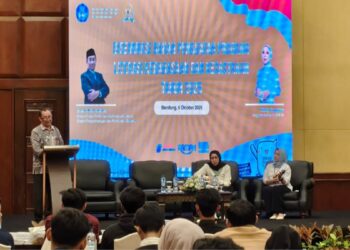 Upaya pemerintah mewujudkan mutu pendidikan yang berkarakter dan berakar pada identitas bangsa terus diperkuat melalui kolaborasi strategis lintas lembaga. Kementerian Pendidikan Dasar dan Menengah (Kemendikdasmen) melalui Badan Pengembangan dan Pembinaan Bahasa (Badan Bahasa) berkolaborasi dengan Komisi X DPR RI dalam kegiatan Diseminasi Bahan Penguatan Program Literasi Kebahasaan dan Kesastraan, di Bandung. (Foto: Dok Kemendikdasmen)